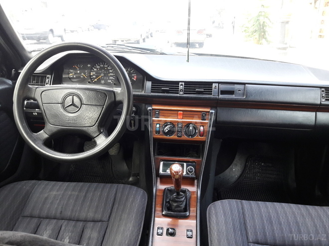 Mercedes E 200 1993, 296,000 km - 2.0 l - Bərdə