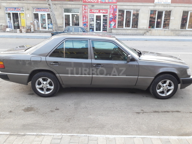 Mercedes E 200 1993, 296,000 km - 2.0 l - Bərdə