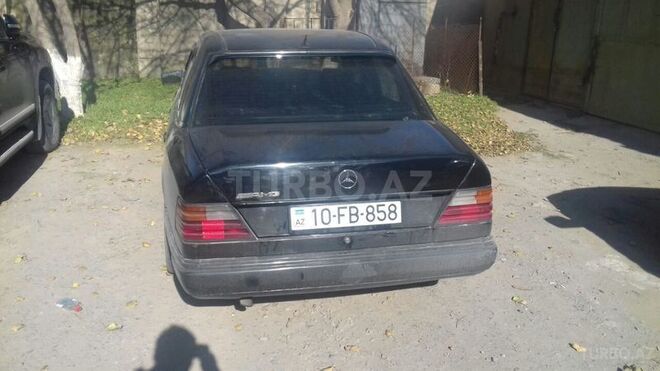 Mercedes E 280 1986, 302,000 km - 0.3 л - Bakı