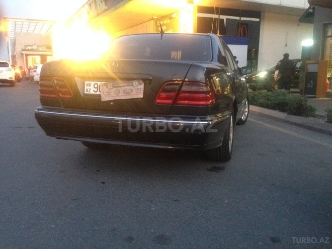 Mercedes E 220 2001, 198,000 km - 2.2 l - Bakı