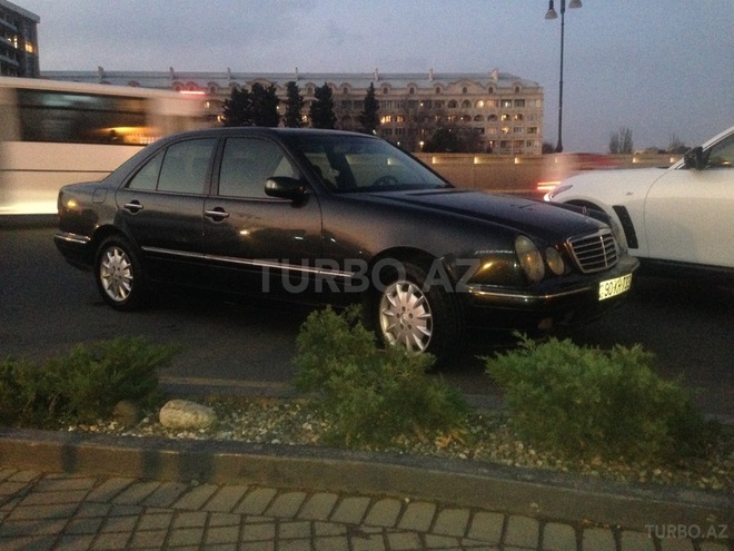 Mercedes E 220 2001, 198,000 km - 2.2 l - Bakı