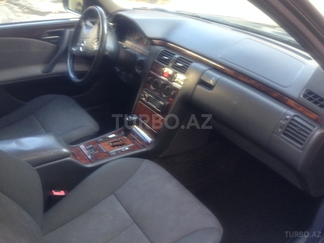 Mercedes E 220 2001, 198,000 km - 2.2 l - Bakı