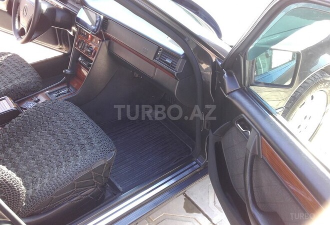 Mercedes E 220 1994, 280,000 km - 2.2 l - Astara