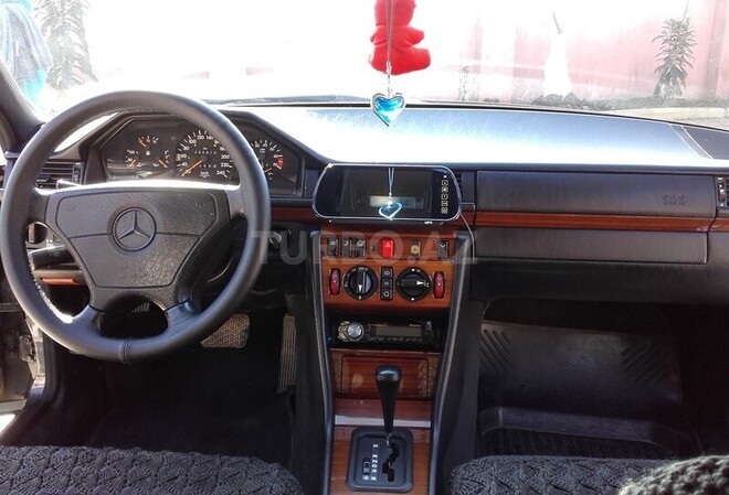 Mercedes E 220 1994, 280,000 km - 2.2 l - Astara