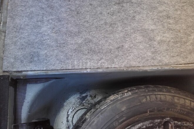 Mercedes E 220 1994, 280,000 km - 2.2 l - Astara