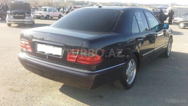 Mercedes E 240 1999, 290,000 km - 2.4 l - Bakı