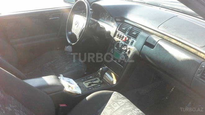 Mercedes E 240 1999, 290,000 km - 2.4 l - Bakı