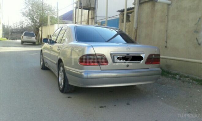 Mercedes E 220 2001, 290,000 km - 2.2 l - Bakı