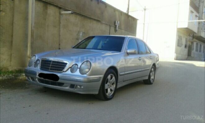 Mercedes E 220 2001, 290,000 km - 2.2 l - Bakı