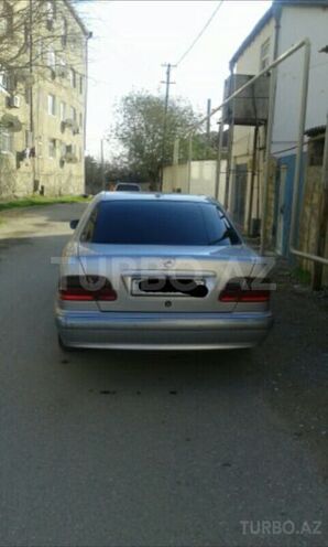 Mercedes E 220 2001, 290,000 km - 2.2 l - Bakı