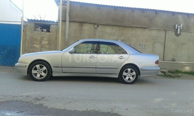 Mercedes E 220 2001, 290,000 km - 2.2 l - Bakı