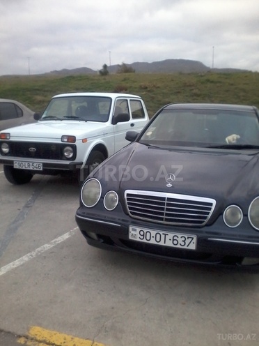 Mercedes E 220 2000, 300,000 km - 2.2 l - Bakı