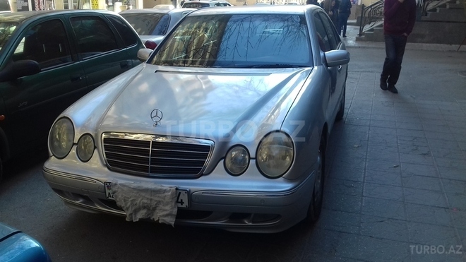 Mercedes E 220 2001, 390,000 km - 2.2 l - Bakı
