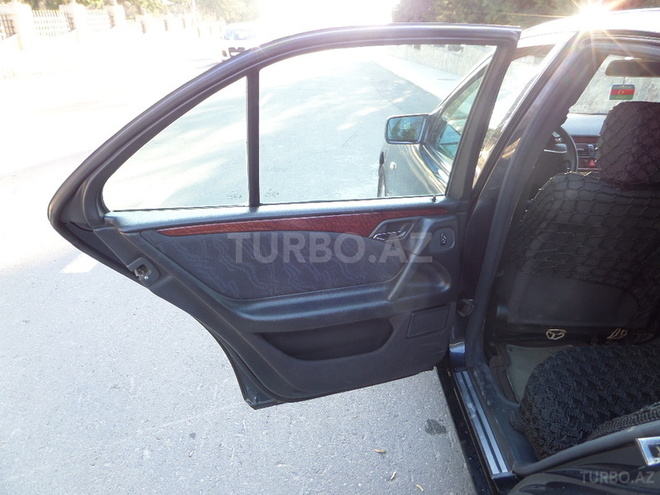 Mercedes E 280 1998, 269,618 km - 2.8 l - Zaqatala