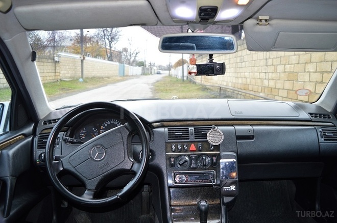 Mercedes E 240 1999, 220,000 km - 2.4 l - Balakən