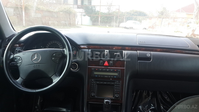 Mercedes E 240 2001, 13,030 km - 2.6 l - Bakı