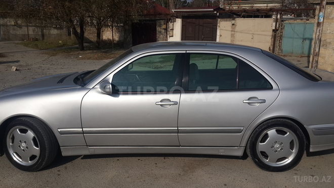 Mercedes E 240 2001, 13,030 km - 2.6 l - Bakı
