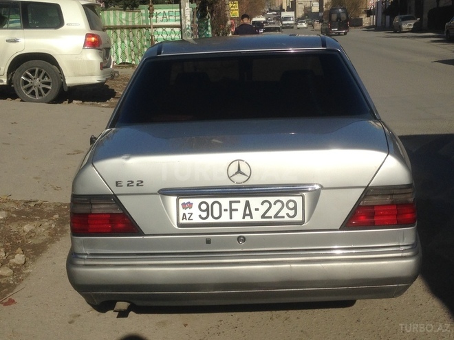 Mercedes E 220 1995, 260,000 km - 2.2 l - Bakı