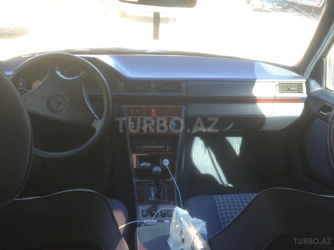 Mercedes E 220 1995, 260,000 km - 2.2 l - Bakı
