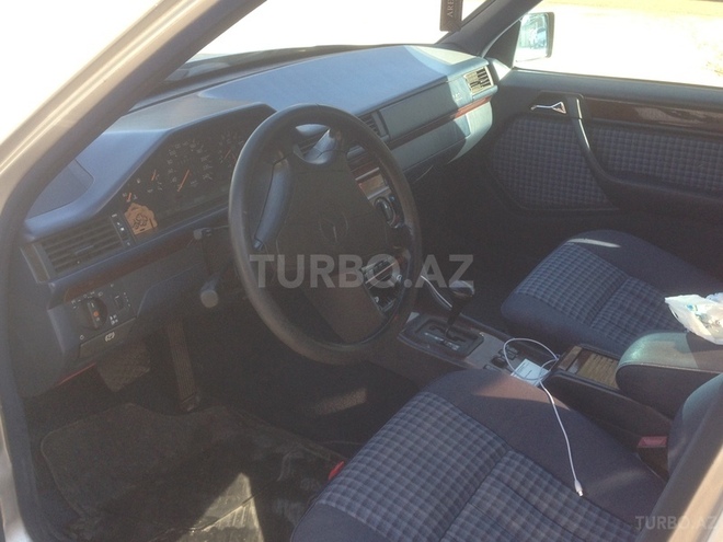 Mercedes E 220 1995, 260,000 km - 2.2 l - Bakı