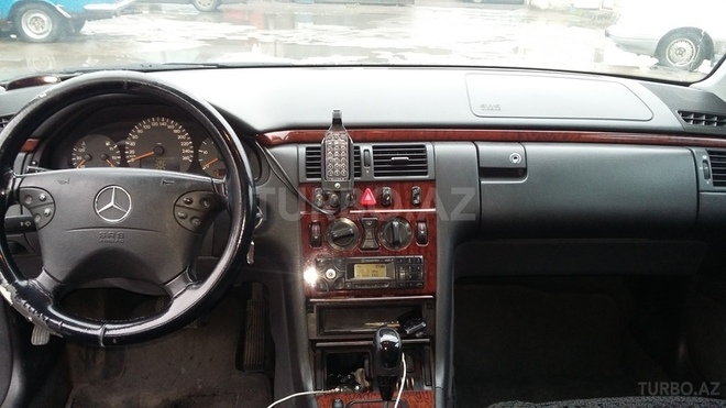 Mercedes E 220 2001, 305,000 km - 2.2 l - Bakı