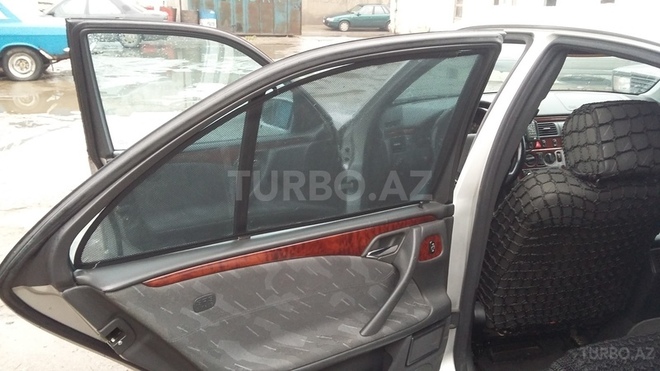 Mercedes E 220 2001, 305,000 km - 2.2 l - Bakı