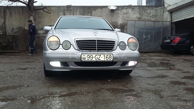 Mercedes E 220 2001, 305,000 km - 2.2 l - Bakı