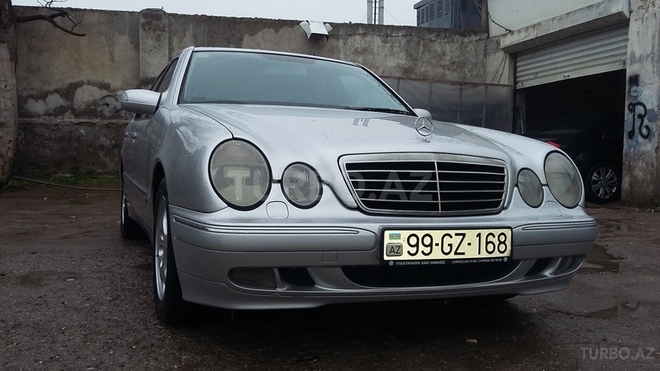 Mercedes E 220 2001, 305,000 km - 2.2 l - Bakı