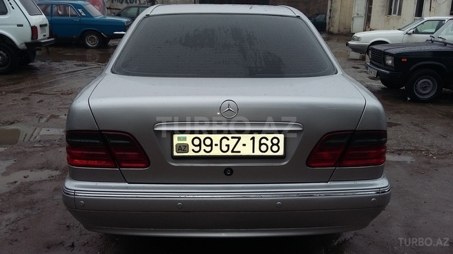 Mercedes E 220 2001, 305,000 km - 2.2 l - Bakı