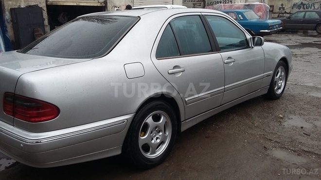 Mercedes E 220 2001, 305,000 km - 2.2 l - Bakı