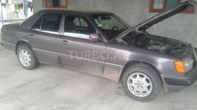 Mercedes E 200 1992, 365,800 km - 0.2 l - Saatlı