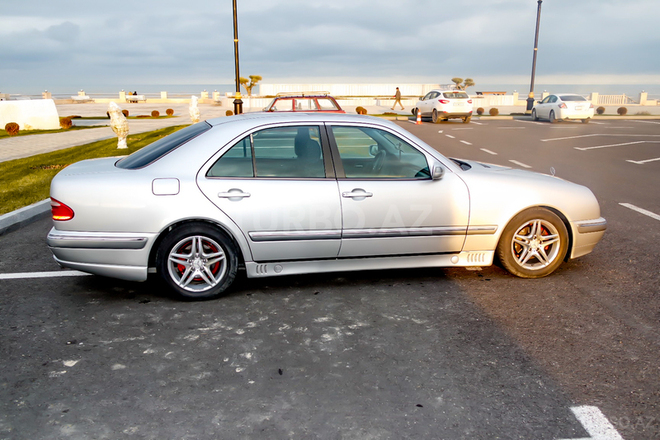 Mercedes E 240 2001, 175,000 km - 2.6 l - Bakı
