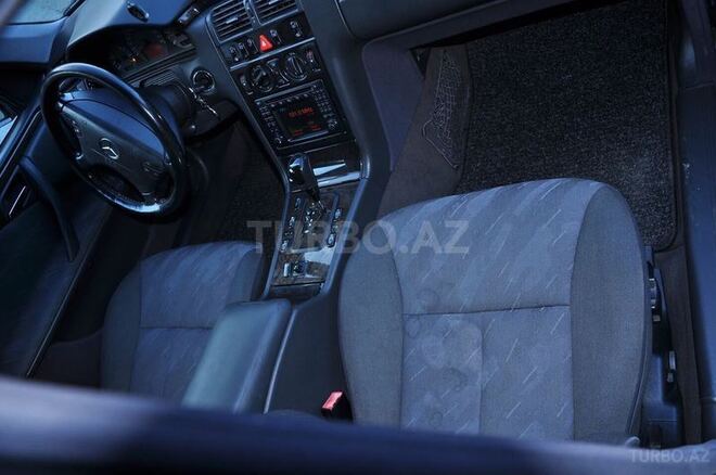Mercedes E 270 2001, 218,000 km - 2.7 l - Bakı
