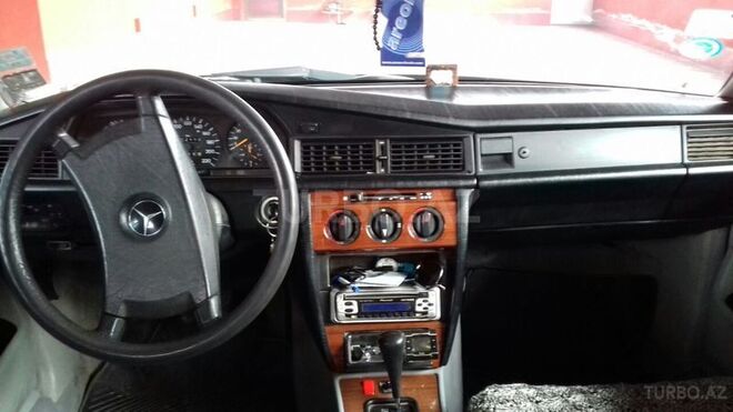 Mercedes 190 1991, 214,258 km - 2.0 l - Saatlı