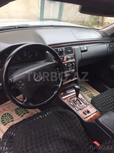 Mercedes E 240 2000, 301,000 km - 2.4 л - Bakı