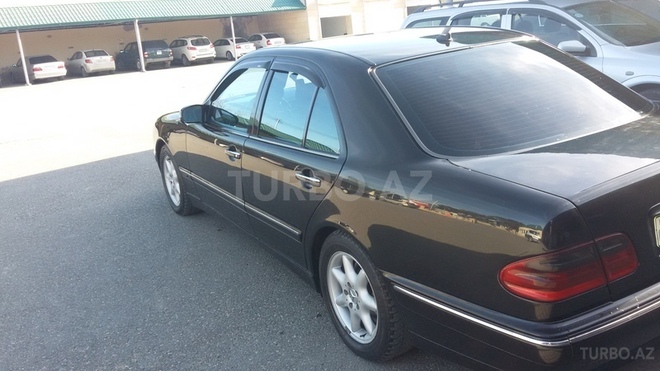 Mercedes E 220 2001, 300,000 km - 2.2 l - Bakı