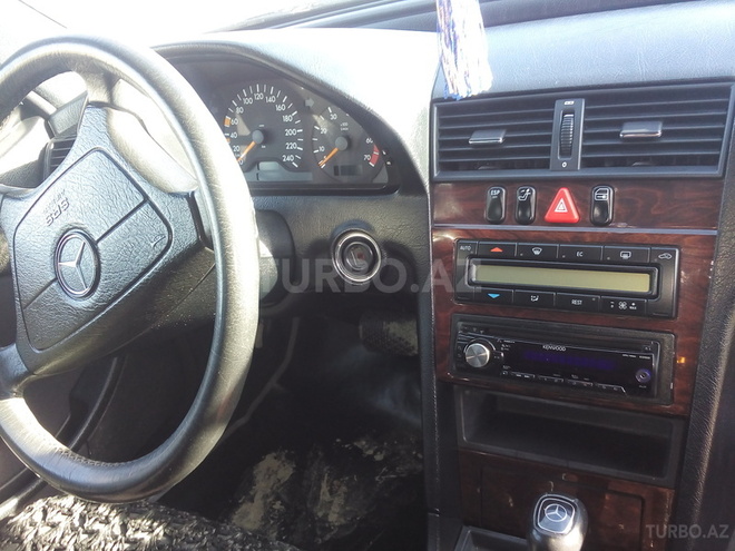 Mercedes C 200 2000, 194,000 km - 2.0 l - Salyan
