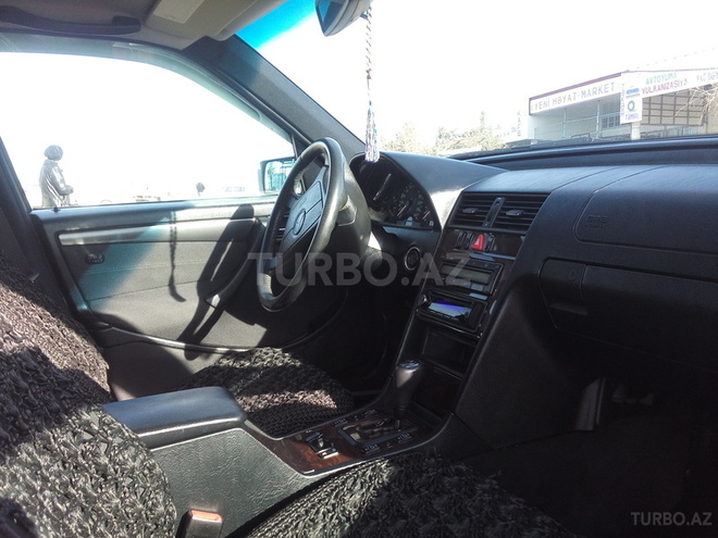 Mercedes C 200 2000, 194,000 km - 2.0 l - Salyan