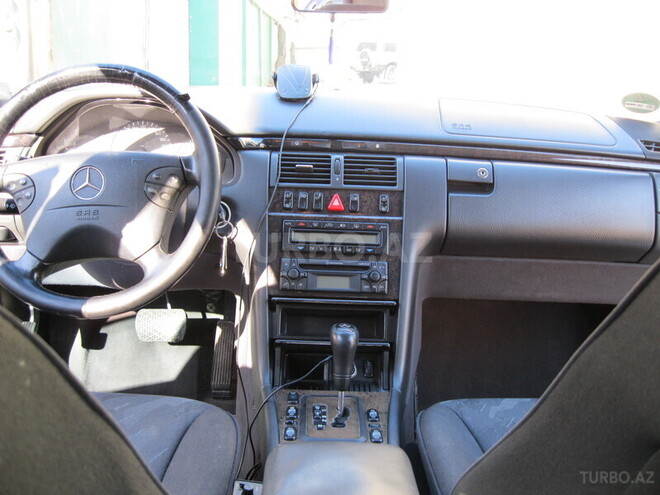 Mercedes E 220 1999, 258,000 km - 2.2 l - Bakı
