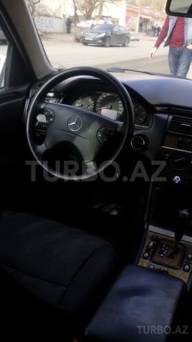 Mercedes E 220 1999, 268,000 km - 2.2 l - Bakı