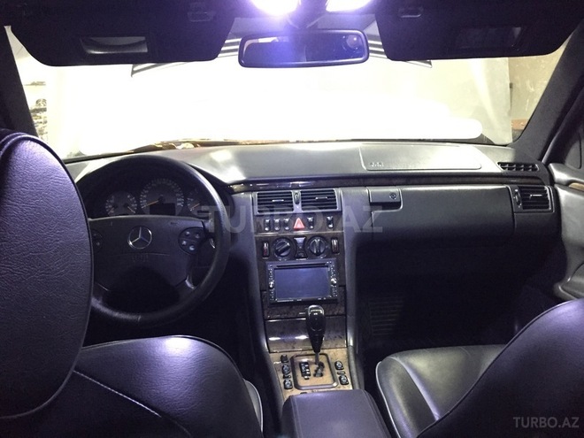 Mercedes E 270 2001, 233,000 km - 2.7 l - Bakı