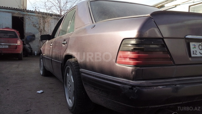 Mercedes E 220 1994, 187,000 km - 2.2 l - Bakı