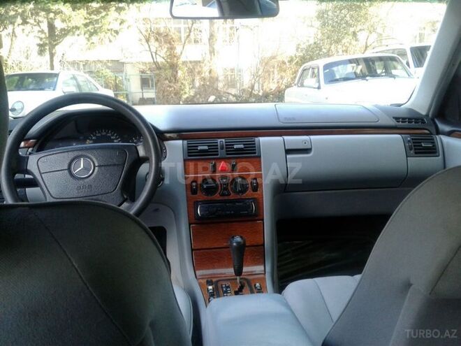 Mercedes E 240 1999, 195,000 km - 2.4 l - Bakı