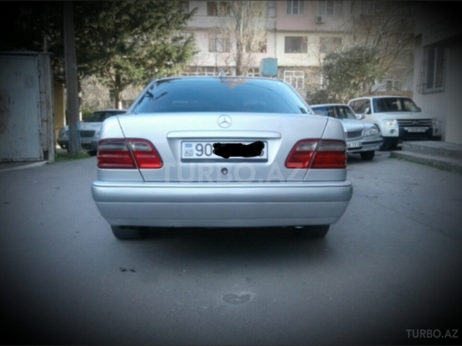 Mercedes E 240 1999, 195,000 km - 2.4 l - Bakı
