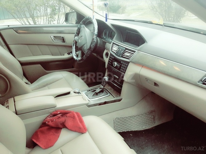 Mercedes E 200 2010, 127,000 km - 2.2 л - Yevlax