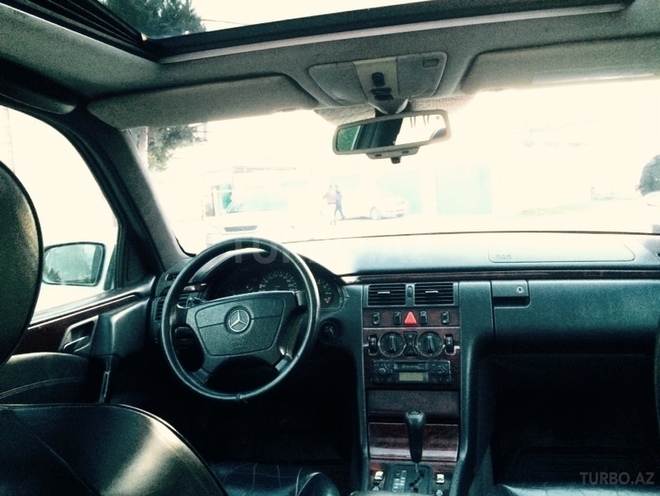Mercedes E 280 1996, 268,000 km - 2.8 l - Sumqayıt