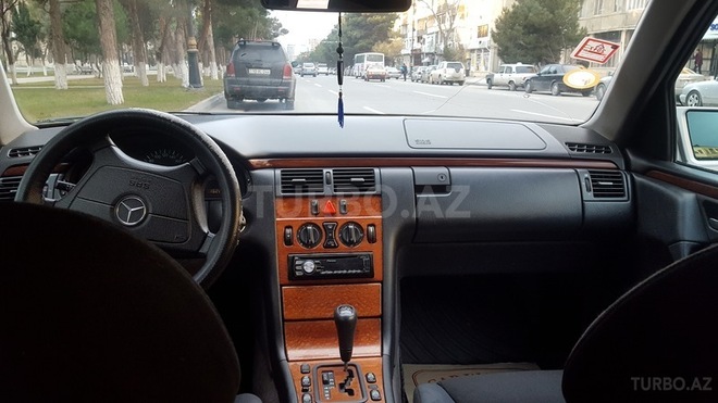 Mercedes E 220 1999, 300,000 km - 2.2 l - Sumqayıt