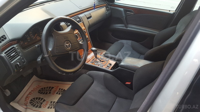 Mercedes E 220 1999, 300,000 km - 2.2 l - Sumqayıt