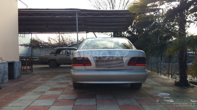 Mercedes E 220 2000, 250,000 km - 2.2 l - Bakı