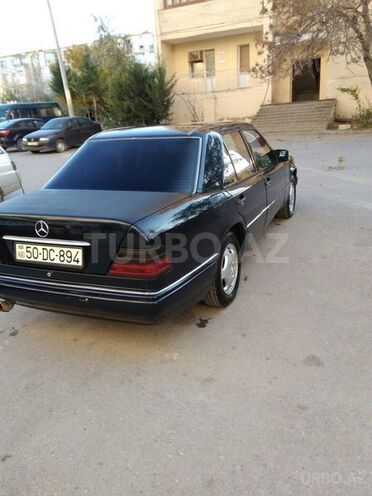 Mercedes E 220 1993, 412,000 km - 2.2 l - Sumqayıt